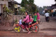 juliedelzescaux-com_kenthao-laos_05